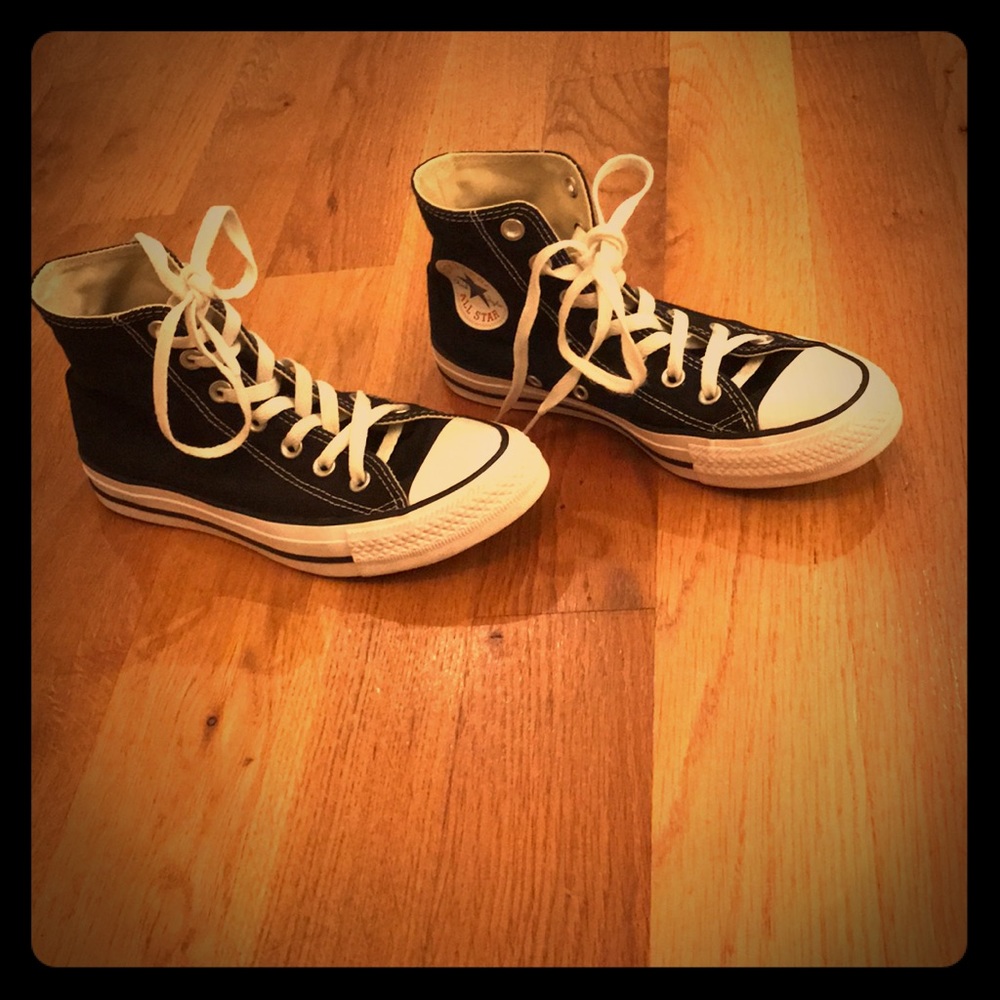 LIKE NEW - Women’s CHUCK TAYLOR CONVERSE Size 7.